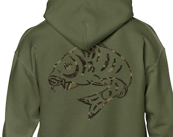 Grote gekrulde karpervis - Karpervissen camouflage print logo op de achterkant van groene hoodie met gepersonaliseerde tekst op de voornaam, bijnaam etc