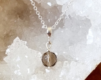Unikt halsband med rökkvartshänge, kedja i sterlingsilver, tröstande pärla, berlock i natursten, present till kvinnor, födelsedag, jul