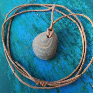 Strandstein Anhänger, Meeresstein Halskette, Naturstein Halskette, Strandstein Halskette, Natur Schmuck, Kieselstein Anhänger, Baumwollkordel Halskette