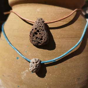 Strandstein Anhänger, Meeresstein Kette, Gesteinskette, Strandstein Kette, Natur Schmuck, Kieselstein Anhänger, Lederband Halskette