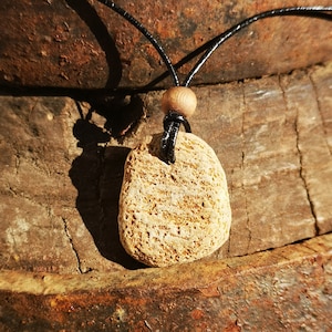 Strand Stein und recycelte Holzperle Anhänger, Rock Halskette, Seestein Halskette, Natur Schmuck, Kieselstein Anhänger, Lederband Halskette