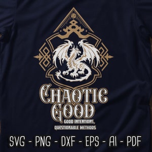 Könnte beinhalten: Ein marineblaues T-Shirt mit einem goldenen Design eines Drachen in einem Wappen mit dem Text "CHAOTIC GOOD" und dem Satz "GOOD INTENTIONS, QUESTIONABLE METHODS" darunter.