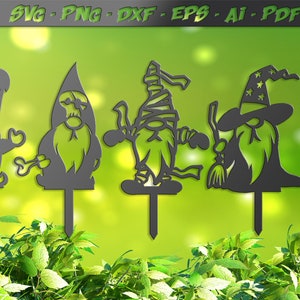 Könnte beinhalten: Fünf schwarze Halloween-Gartenstecker aus Metall. Jeder Zwerg ist mit einem anderen Halloween-Thema gestaltet, darunter Frankenstein, ein Skelett, eine Mumie, eine Hexe und ein Kürbis. Der Text "SVG - PNG - DXF - EPS - AI - PDF" befindet sich oben im Bild.