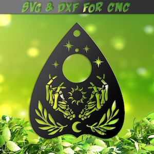 Pode incluir: Plancheta preta com um buraco, estrelas, sol, lua e design de mãos de esqueleto. A planchette tem um buraco na parte superior para pendurar. O texto "SVG & DXF FOR CNC" está no topo. O design é para máquinas CNC.