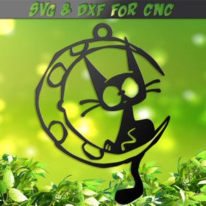 Puede incluir: Corte de metal negro de un gato de dibujos animados sentado en una luna creciente. El gato tiene ojos grandes y una expresión juguetona. La luna tiene una superficie texturizada.