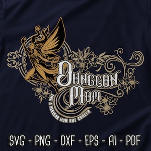 Può includere: Un design grafico dorato e bianco con una fata con le ali e il testo "Dungeon Mom Like a Regular Mom But Cooler".