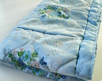 Vintage 60s baby dundee, quilted throw blanket, 1960s baby swaddle, blue floral nursery zipped sleeping bag, Mid Century nursery decor