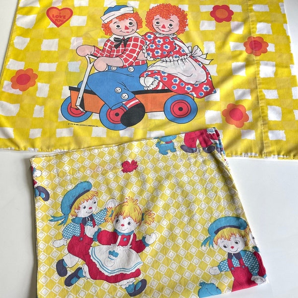 Vintage 70s Raggedy Ann and Andy pillowcase, rag doll pillow cover, 1970s Bobbs-Merril juvenile bedding, standard size