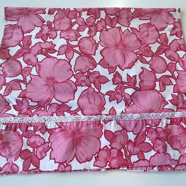 Vintage 70s pillowcase, 1970s flower power 100% cotton pillowcase, pink hibiscus flowers linen, Wabasso made in Canada, retro bedroom