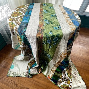 courtepointe en patchwork vintage des années 1970, réversible, bleu, vert floral, couverture faite main, couvre-lit double cousu à la main des années 70, 94" de long x 74" de large