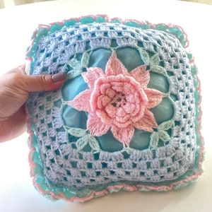Cojín de crochet vintage de los años 50, rosas de crochet, cojín azul y rosa, estilo bohemio pastel, decoración infantil de los años 50, cuadrado de 23 x 23 cm.
