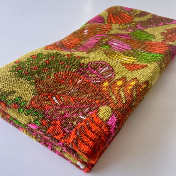 Vintage bath towel, 70s vibrant colorful print beach towel, olive green, hot pink, orange, 70s bathroom decor, 51" x 35"