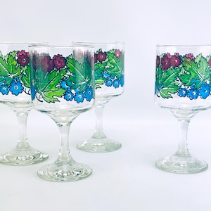 Könnte beinhalten: Ein Set aus drei Keramikbechern mit gesprenkelter, matter Oberfläche. Die Becher sind in Creme-, Hellgrau- und Dunkelgrautönen gehalten. Jeder Becher hat ein schlichtes, minimalistisches Design und einen abgerundeten Griff.