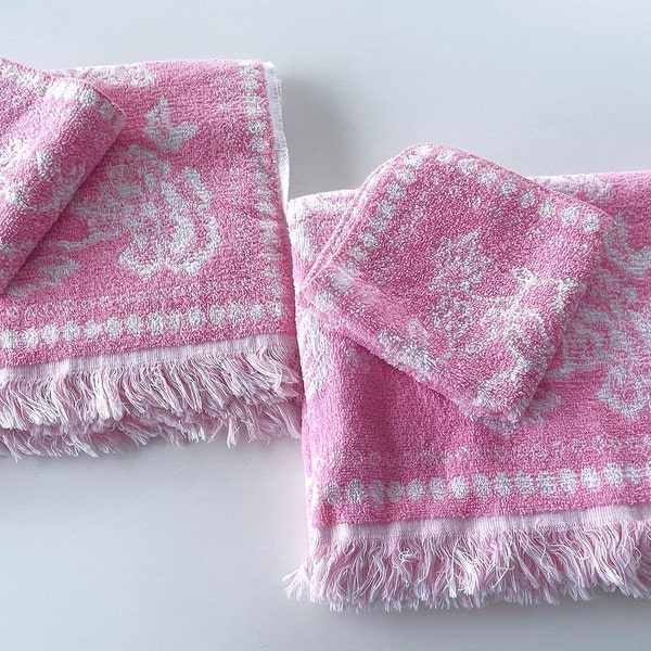 Vintage 1960s bath towel and wash cloth set, 60s Cannon Monticello, made in USA, pink floral terry cloth towel, pink bathroom decor