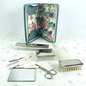 Neceser de viaje vintage de los años 60, Alemania Occidental de los años 60, neceser y accesorios femeninos de cuero azul de mediados de siglo, billetera de viaje con interior floral