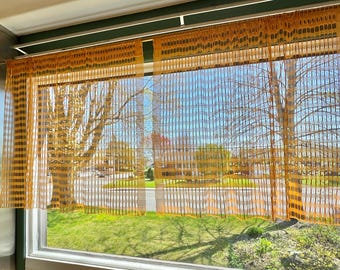 Par de cortinas vintage amarillas de los años 70, de malla suave, con detalles geométricos de tejido abierto muy originales, un tratamiento de ventana transparente y moderno de los años 70, 91 cm de largo x 117 cm de ancho.