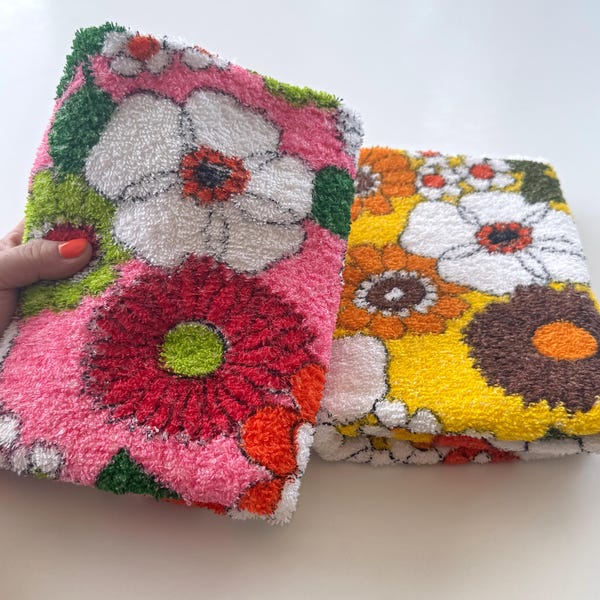 Vintage 70s towel, choice of pink/red OR orange/brown daisies, 1970s flower power decor, GenX bath linen, 38" x 20.5", price for ONE