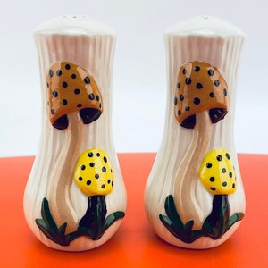 Vintage 70s mushroom shakers, hand painted salt and pepper shakers, 1970s Arnel&#39;s ceramic mold 4.5&quot; tall, collectible kitchen decor