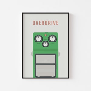 Pu&ograve; includere: Un pedale per effetti di chitarra verde con il testo "OVERDRIVE" in rosa nella parte superiore. Il pedale ha tre manopole etichettate "DRIVE", "TONE" e "LEVEL". Il pedale ha anche un interruttore a pedale argentato con il testo "T.S.9 Tube Screamer".