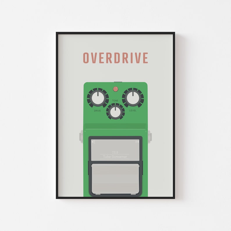 Pu&ograve; includere: Un pedale per effetti di chitarra verde con il testo "OVERDRIVE" in rosa nella parte superiore. Il pedale ha tre manopole etichettate "DRIVE", "TONE" e "LEVEL". Il pedale ha anche un interruttore a pedale argentato con il testo "T.S.9 Tube Screamer".