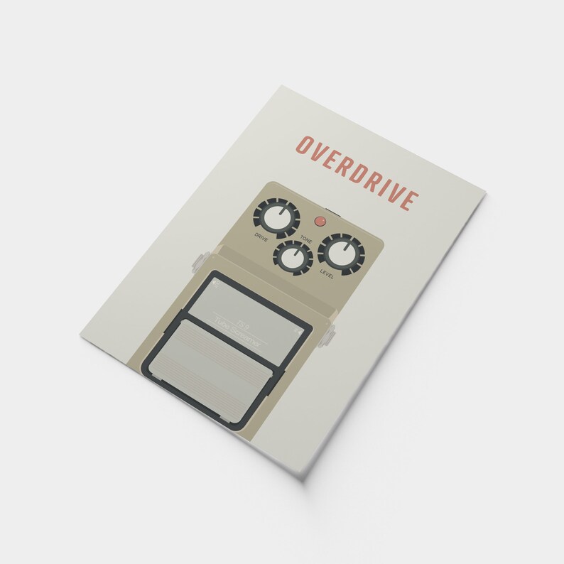 Pu&ograve; includere: Un pedale overdrive per chitarra beige con tre manopole etichettate "Drive", "Tone" e "Level". Il pedale ha una grafica in bianco e nero con il testo "The Fuzz Generator".