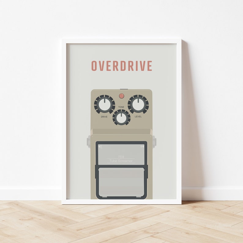 Pu&ograve; includere: Un pedale per chitarra overdrive beige con la scritta "Overdrive" in rosso in alto. Il pedale ha tre manopole etichettate "Drive", "Tone" e "Level". Il testo "TS9 Tube Screamer" &egrave; stampato sul pedale.