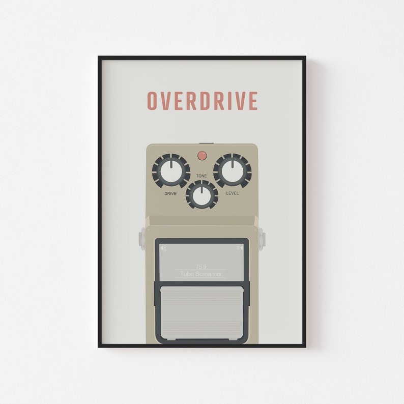 Pu&ograve; includere: Un pedale per chitarra overdrive beige con la scritta "OVERDRIVE" in rosa in alto. Il pedale ha tre manopole etichettate "DRIVE", "TONE" e "LEVEL". Il testo "TS9 Tube Screamer" &egrave; stampato sul pedale.