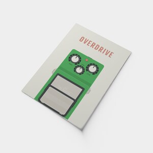 Pu&ograve; includere: Un pedale per chitarra overdrive verde con tre manopole etichettate "Drive", "Tone" e "Level". Il pedale ha uno sfondo bianco con la parola "Overdrive" stampata in testo marrone.