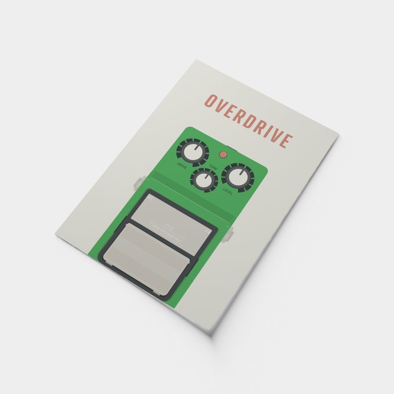 Pu&ograve; includere: Un pedale per chitarra overdrive verde con tre manopole etichettate "Drive", "Tone" e "Level". Il pedale ha uno sfondo bianco con la parola "Overdrive" stampata in testo marrone.