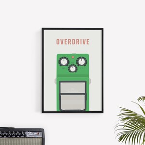 Pu&ograve; includere: Un'illustrazione incorniciata di un pedale per chitarra overdrive verde con il testo "OVERDRIVE" sopra. Il pedale ha tre manopole etichettate "DRIVE", "TONE" e "LEVEL".