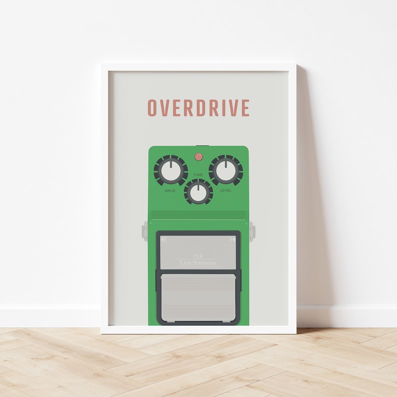 Pu&ograve; includere: Pedale per chitarra overdrive verde con il testo "Overdrive" e "T.O.P. Tube Screamer". Il pedale ha tre manopole etichettate "Drive", "Tone" e "Level".