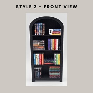 Puede incluir: Estanter&iacute;a negra con parte superior arqueada, llena de varios libros. Los libros tienen lomos coloridos y est&aacute;n colocados en varios estantes. El texto "STYLE 2 - FRONT VIEW" est&aacute; en la parte superior de la imagen.