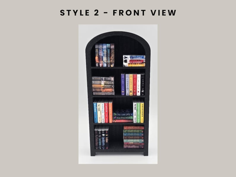 Puede incluir: Estanter&iacute;a negra con parte superior arqueada, llena de varios libros. Los libros tienen lomos coloridos y est&aacute;n colocados en varios estantes. El texto "STYLE 2 - FRONT VIEW" est&aacute; en la parte superior de la imagen.