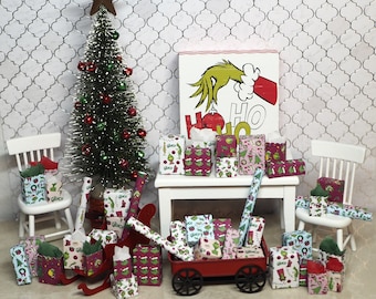 Miniature Christmas Gifts | The Grinch | Christmas Miniatures | Dollhouse Miniatures | Miniature Gift Boxes | Miniature Gifts | 1:12 Scale