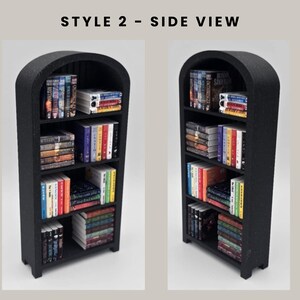 Puede incluir: Estanter&iacute;a negra con la parte superior arqueada, llena de libros y DVD en miniatura. La estanter&iacute;a tiene cinco estantes y est&aacute; etiquetada como "STYLE 2 - SIDE VIEW". Los libros tienen lomos coloridos y los DVD est&aacute;n en estuches blancos.