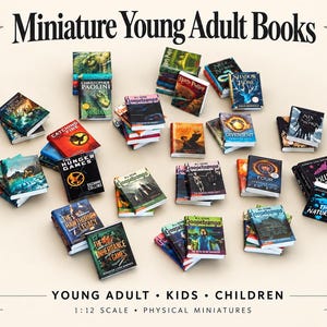 Puede incluir: Una colección de libros en miniatura a escala 1:12 para jóvenes adultos, incluyendo títulos como The Hunger Games, Goosebumps y Harry Potter. Los libros están dispuestos en pequeñas pilas, mostrando portadas ilustradas a color y títulos legibles.