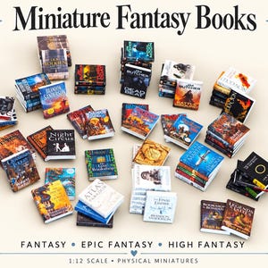 Puede incluir: Una colección de libros de fantasía en miniatura a escala 1:12 con varios títulos como The Final Empire, Game of Thrones y The Fellowship of the Ring. El conjunto incluye numerosos volúmenes pequeños y rectangulares con portadas ilustradas a color y texto impreso, dispuestos en pilas y colocaciones individuales.