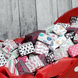 Miniature Christmas Gifts | Christmas Miniatures | Miniatures | Dollhouse Miniatures | Miniature Gift Boxes | Miniature Gifts | 1:12 Scale