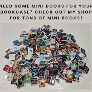 Puede incluir: Una gran pila de libros en miniatura con cubiertas coloridas. Los libros son de varios tama&ntilde;os y dise&ntilde;os, con t&iacute;tulos visibles. El texto en la parte superior dice: "&iquest;NECESITAS ALGUNOS MINI LIBROS PARA TU LIBRER&Iacute;A? &iexcl;VISITA MI TIENDA PARA MONTONES DE MINI LIBROS!"