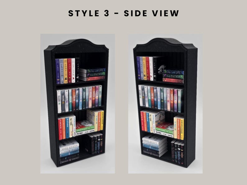 Puede incluir: Dos im&aacute;genes lado a lado de una estanter&iacute;a negra llena de libros en miniatura. La estanter&iacute;a tiene una parte superior decorativa y varios estantes. Los libros tienen lomos coloridos. El texto "STYLE 3 - SIDE VIEW" est&aacute; en la parte superior.