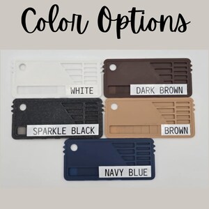 Puede incluir: Imagen que muestra opciones de color para un producto. Los colores son blanco, marr&oacute;n oscuro, negro brillante, marr&oacute;n y azul marino. Cada color se muestra en una muestra rectangular con el nombre del color en texto blanco.