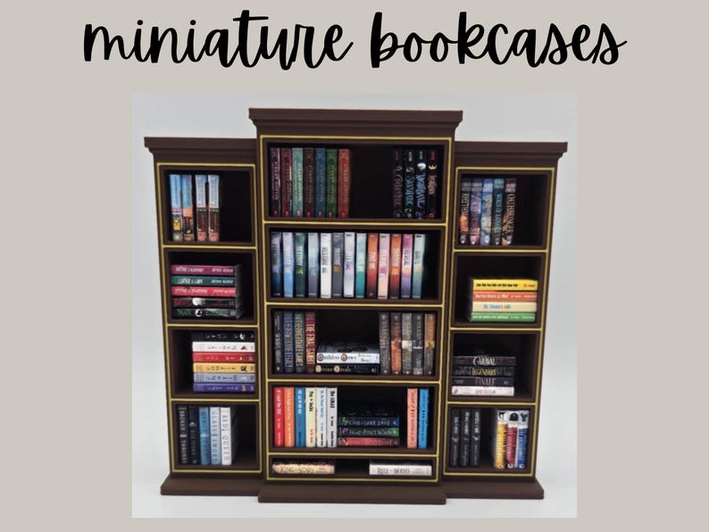 Puede incluir: Mini estanter&iacute;as de color marr&oacute;n oscuro con detalles dorados, llenas de libros diminutos de varios colores. El texto "miniature bookcases" est&aacute; en la parte superior. Las estanter&iacute;as est&aacute;n dispuestas en un dise&ntilde;o de tres secciones.