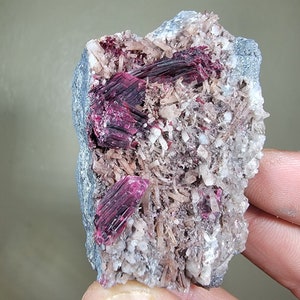 Erythrite on Quartz - 6x3.5x3 cm, Bou Azzer, Morocco