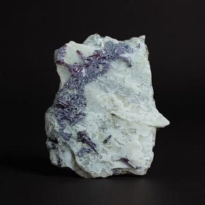 Proustite na kalcycie - kopalnia Bouismas, Bou Azzer, Maroko