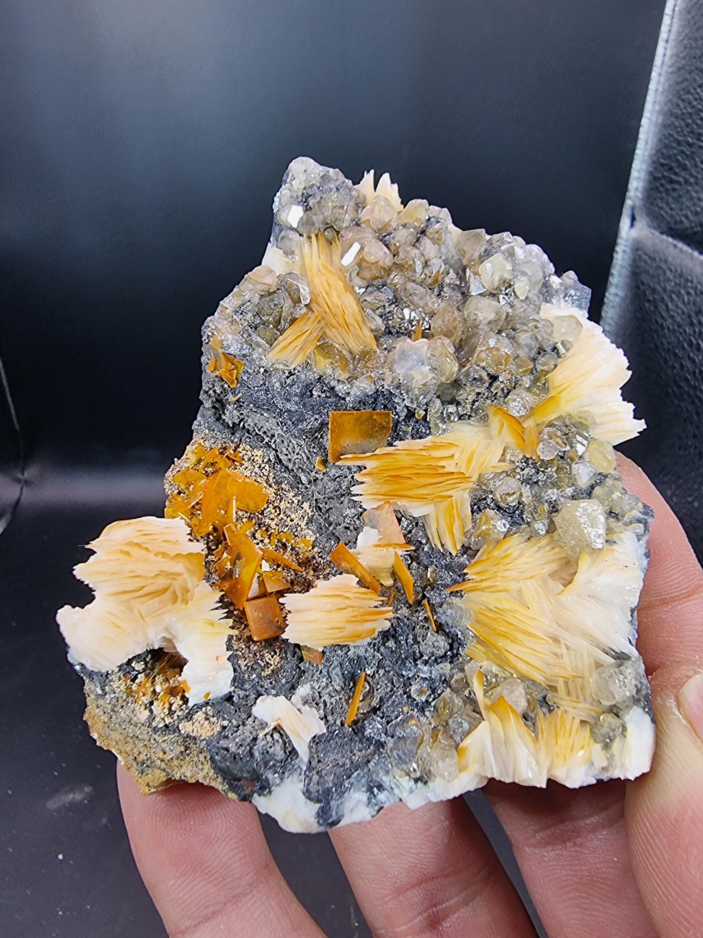 ケルサイト、重晶石、方鉛鉱を含むウルフェナイト – モロッコ