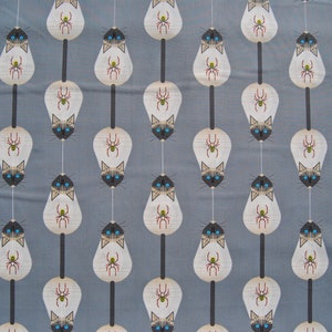 Peut inclure: Un motif répété de chats siamois gris et blancs aux yeux bleus et d'araignées noires sur un fond gris.