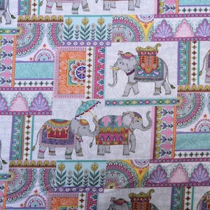 Peut inclure: Un tissu blanc avec un motif répété d'éléphants colorés aux décorations ornées. Les éléphants sont dans différentes poses et sont entourés de motifs géométriques et floraux.