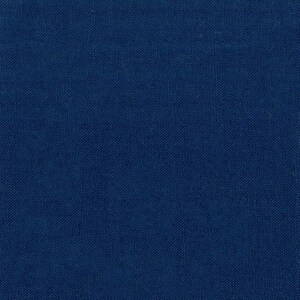 Peut inclure: Un tissu bleu uni avec une texture tissée.