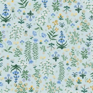 Könnte beinhalten: Ein nahtloses Muster mit verschiedenen blauen, weißen und gelben Blumen auf hellblauem Hintergrund. Die Blumen sind in einem zufälligen Muster angeordnet und von grünen Blättern umgeben.