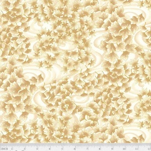 Peut inclure: Un tissu blanc avec un motif doré de feuilles et de volutes. Le tissu a un motif répétitif et convient pour la courtepointe, l'artisanat et les projets de décoration intérieure. Le tissu est étiqueté "TSUR 5260 E".